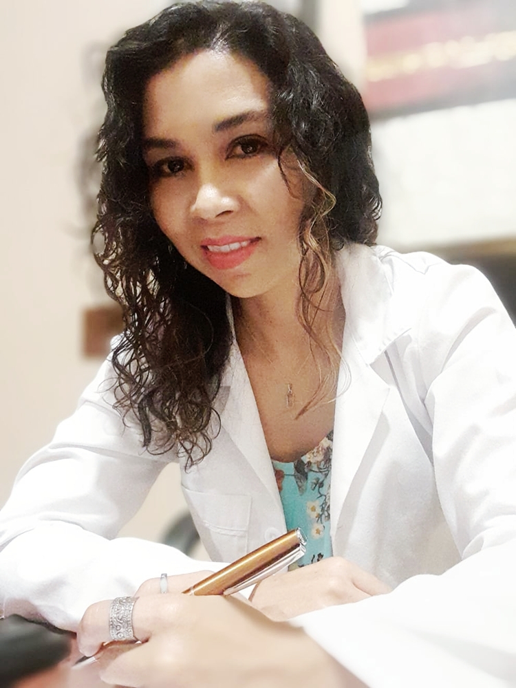 Dra. Denise M. Numbela Zeballos - Médico Dermatólogo